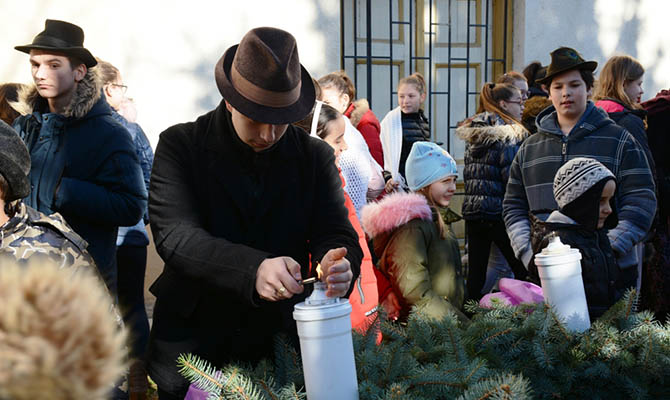 Ég a második gyertya az adventi koszorún
